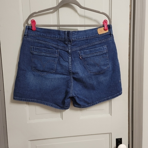 Levi's HIGH RISE WOMEN'S SHORTS MEDIUM WASH - Picture 5 of 6